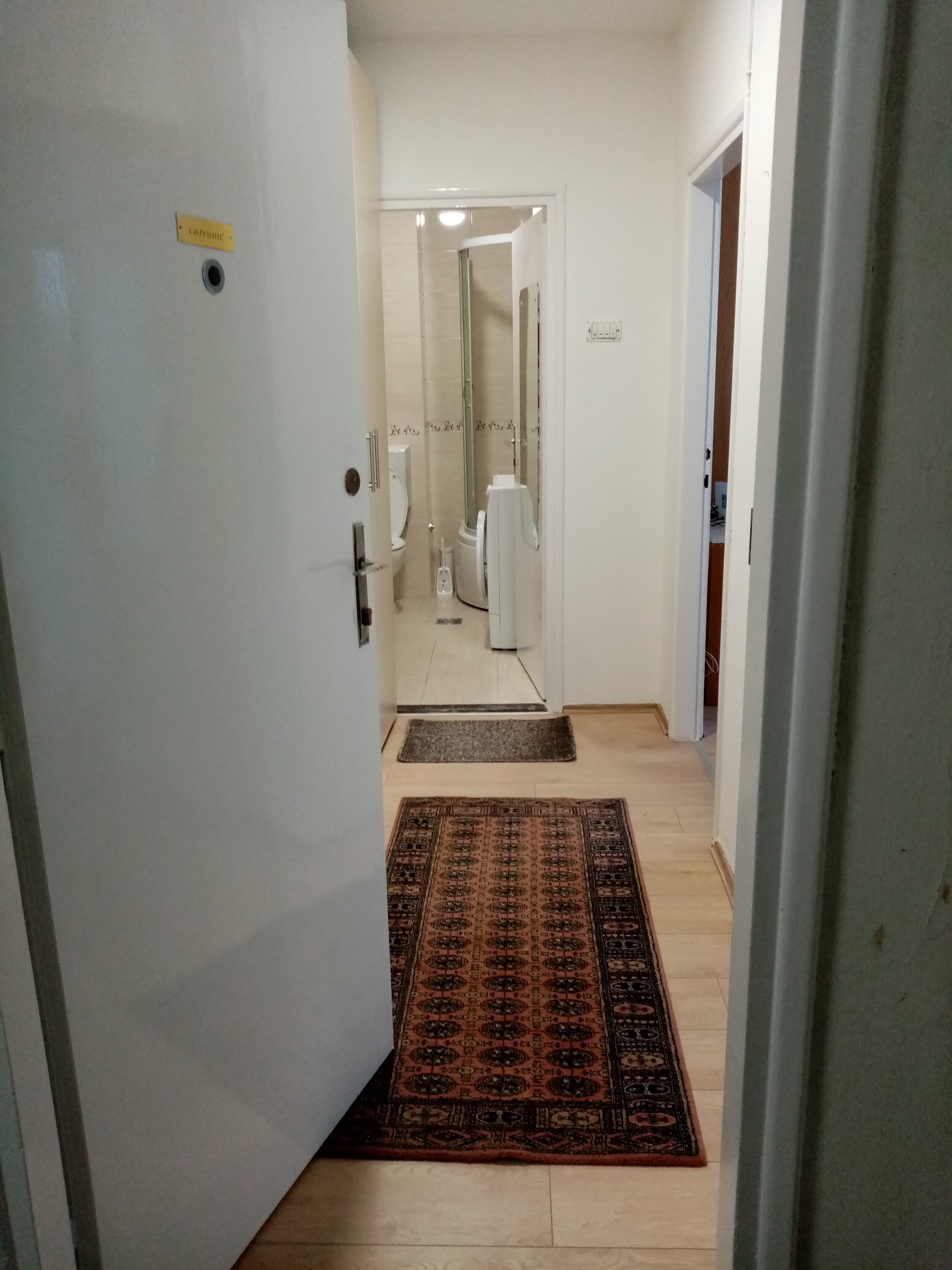 Iznajmljujem renoviran, namešten stan na Novom Beogradu -vlasnik
