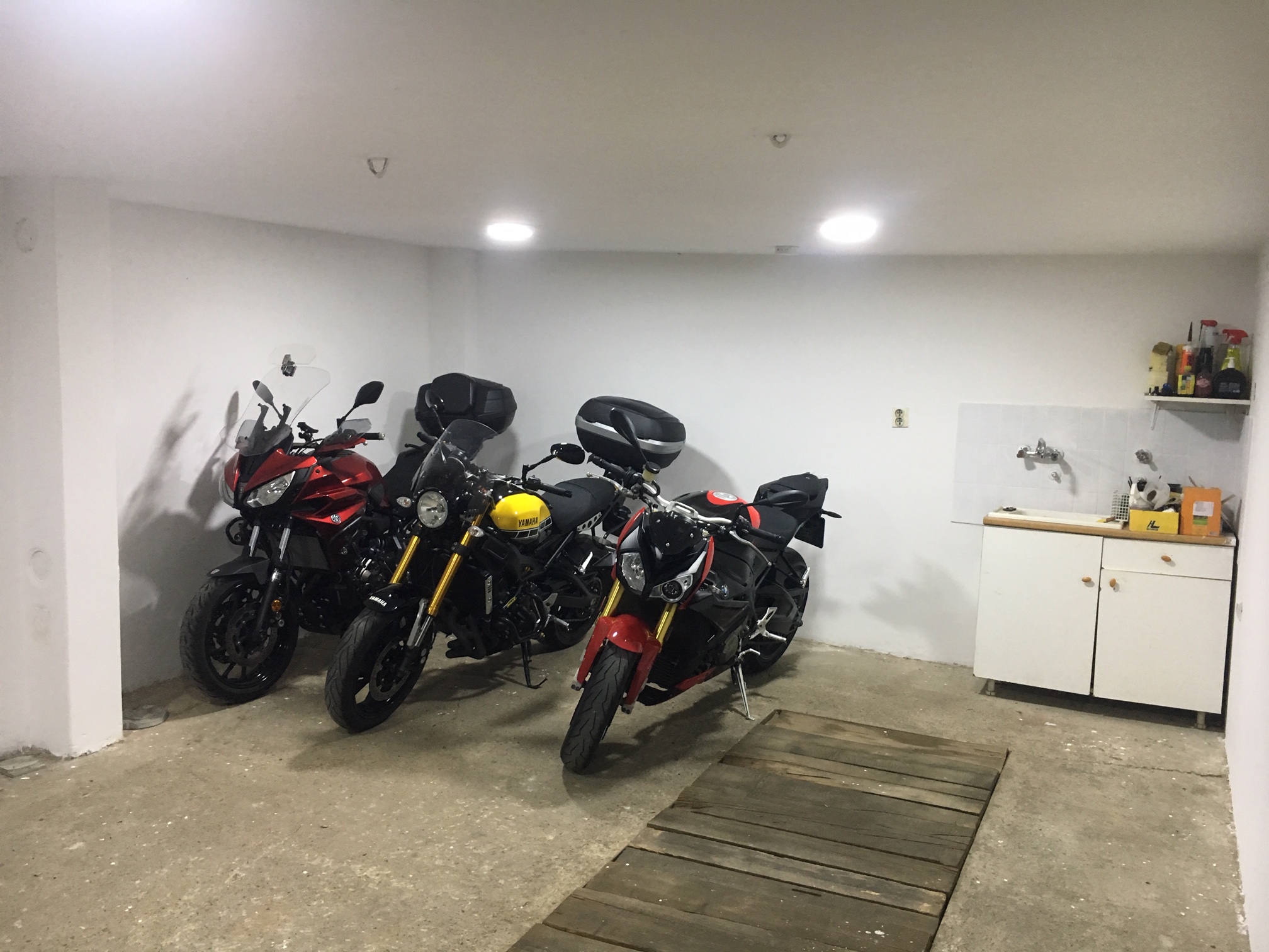 Izdajem garazu za motocikle u periodu zime