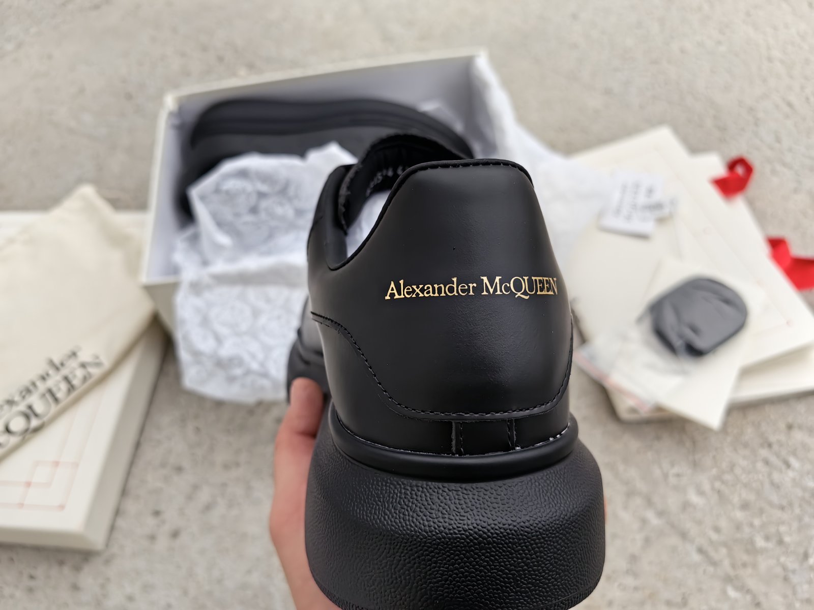 Alexander McQueen Oversized in Black