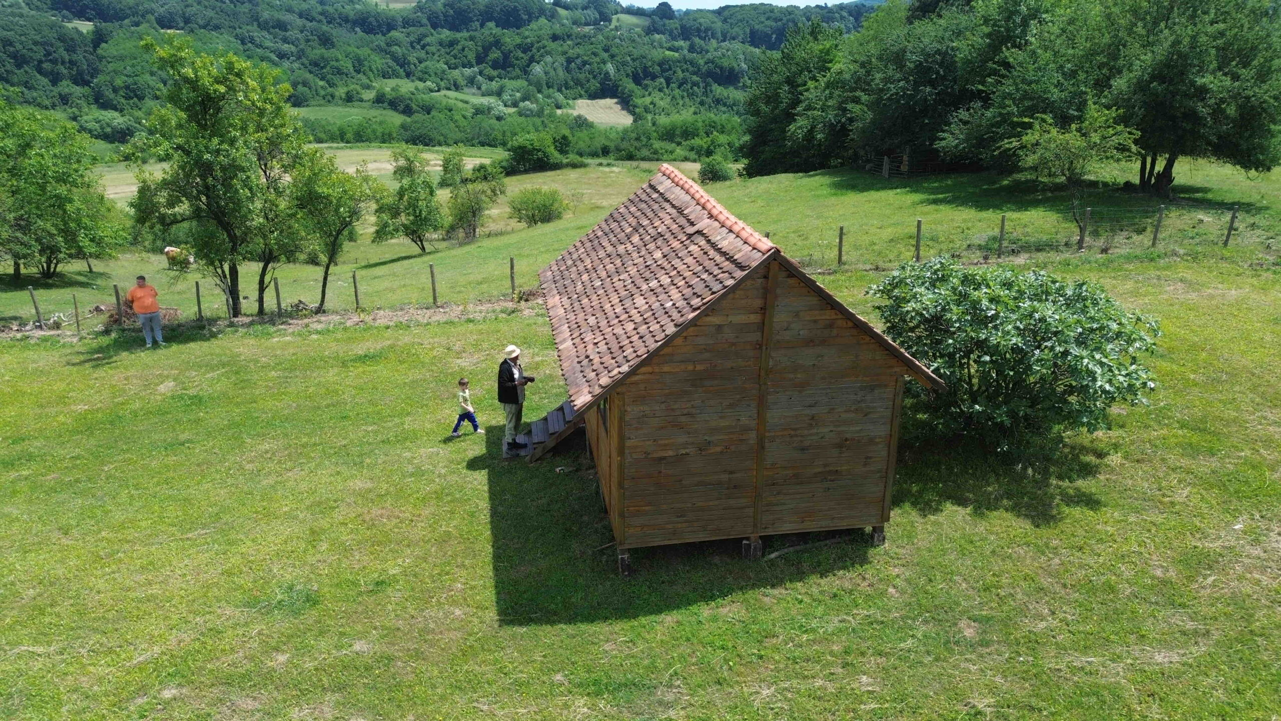 Kuca od drveta sa placem