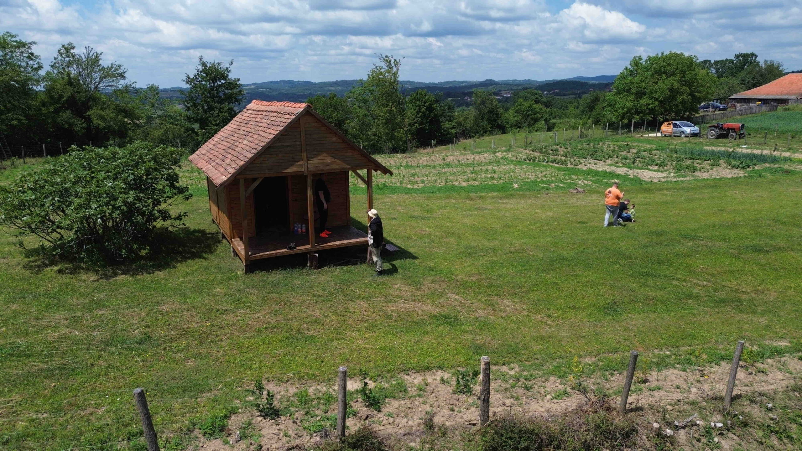 Kuca od drveta sa placem