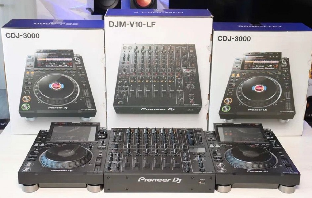 Pioneer DJ OPUS-QUAD, Pioneer DJ XDJ-RX3, Pioneer XDJ-XZ , Pioneer DJ DDJ-FLX10, Pioneer DDJ-1000, Pioneer DDJ-1000SRT, Pioneer DJ DDJ-REV7, Pioneer CDJ-3000, Pioneer DJ DJM-A9 , Pioneer CDJ-2000NXS2, Pioneer DJM-900NXS2, Pioneer DJ DJM-V10-LF , Pioneer DJ DJM-S11, Denon DJ Prime 4+ , Allen & Heath Xone:96,   PLAYdifferently MODEL 1,  Rane Four