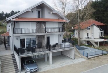 Porodicna kuca sa 5 zasebnih apartmana na samoj obali Dunava-Golubac