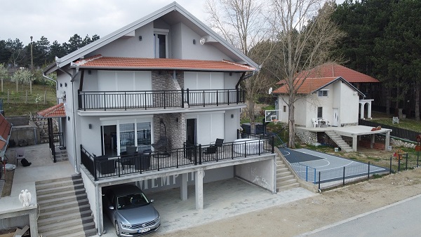 Porodicna kuca sa 5 zasebnih apartmana na samoj obali Dunava-Golubac