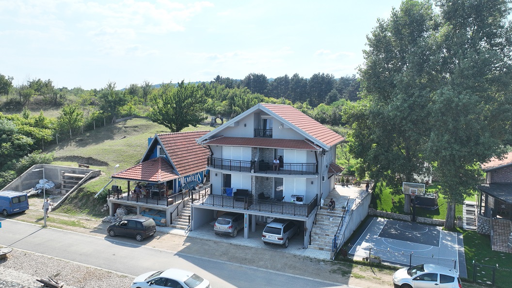 Porodicna kuca sa 5 zasebnih apartmana na samoj obali Dunava-Golubac