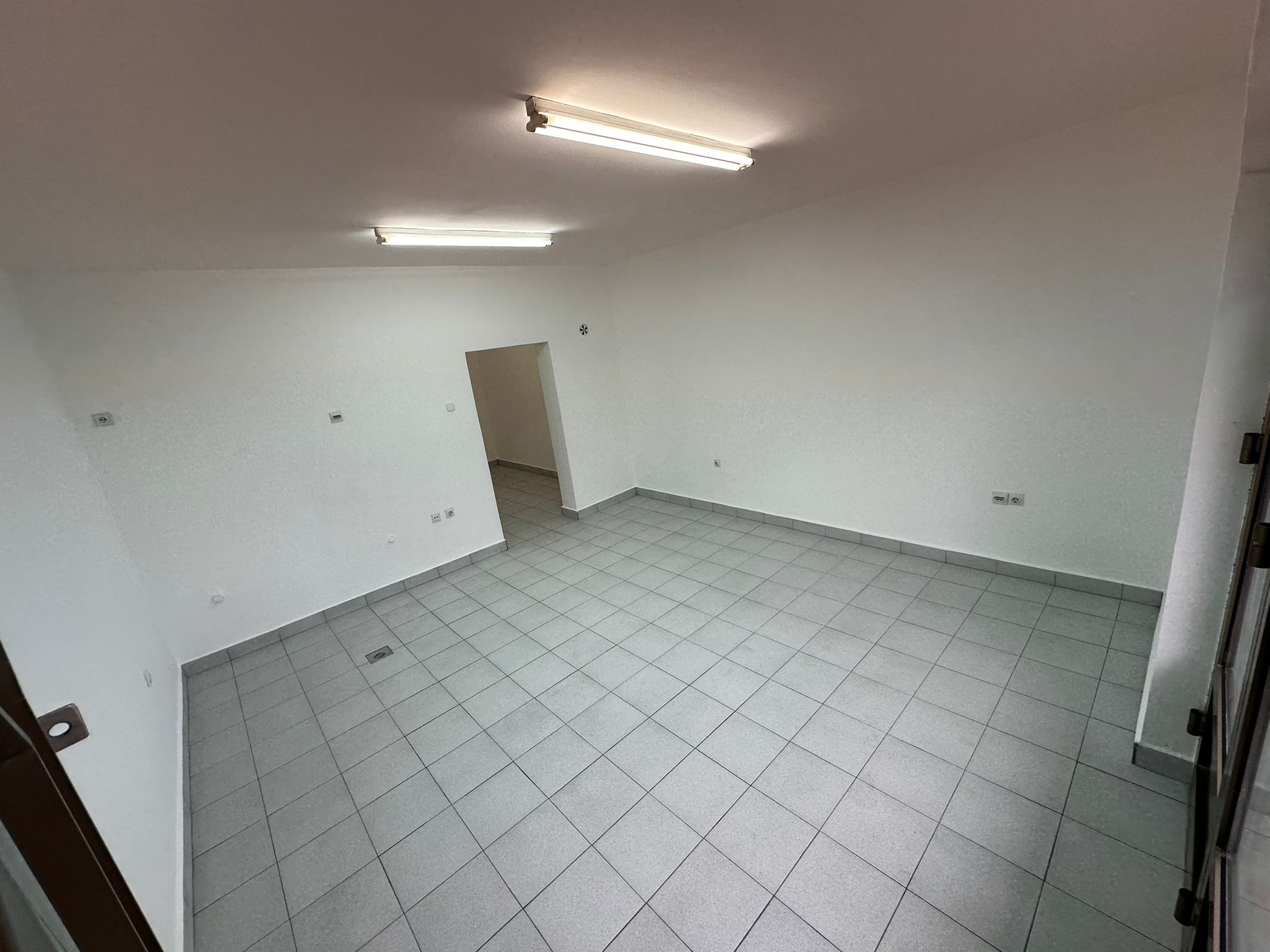 Izdajem lokal 45m2 + magacinski prostor 45m2 (može i posebno)