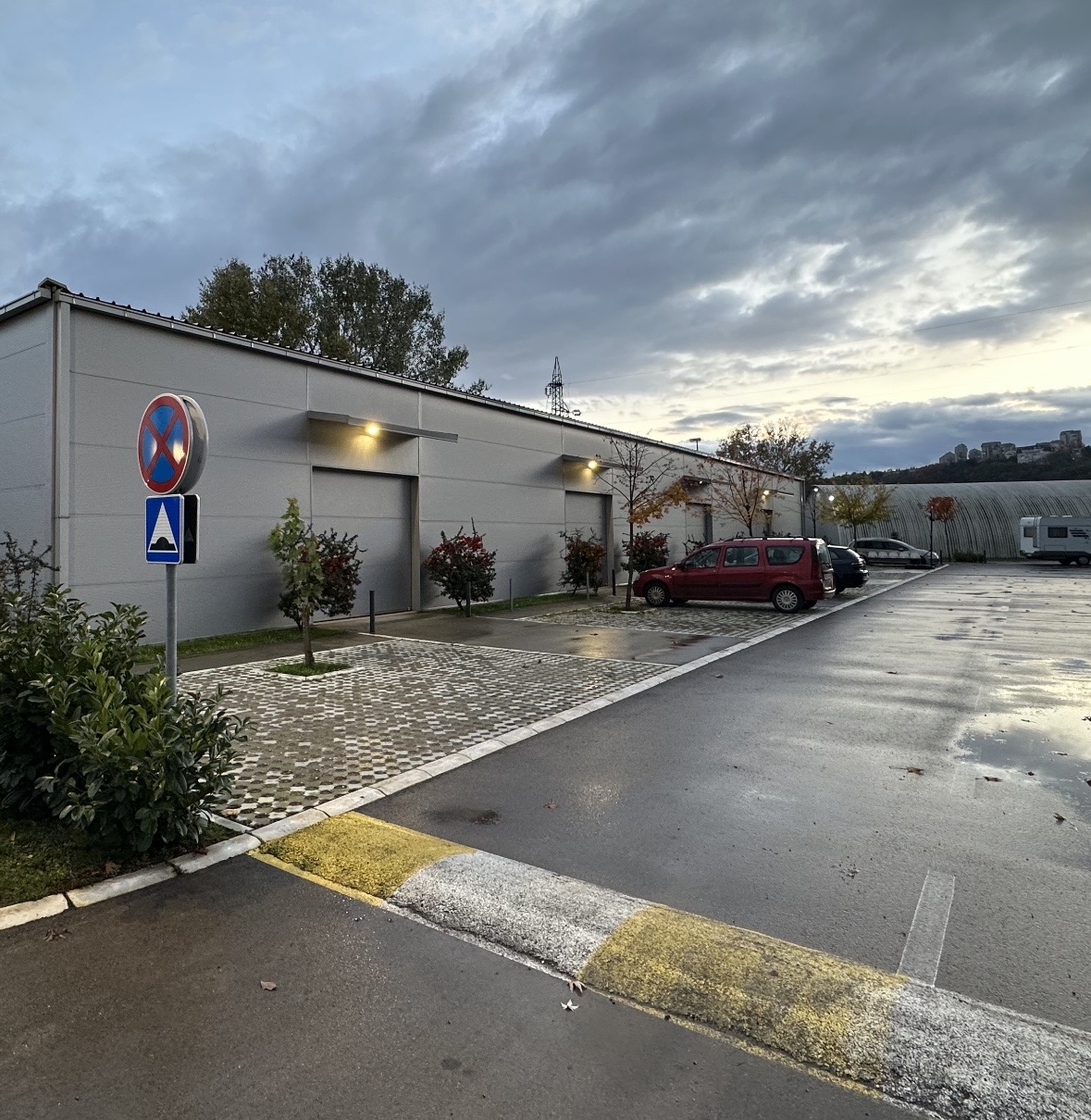 Izdajem halu u Rakovici od 120m2 i 440m2