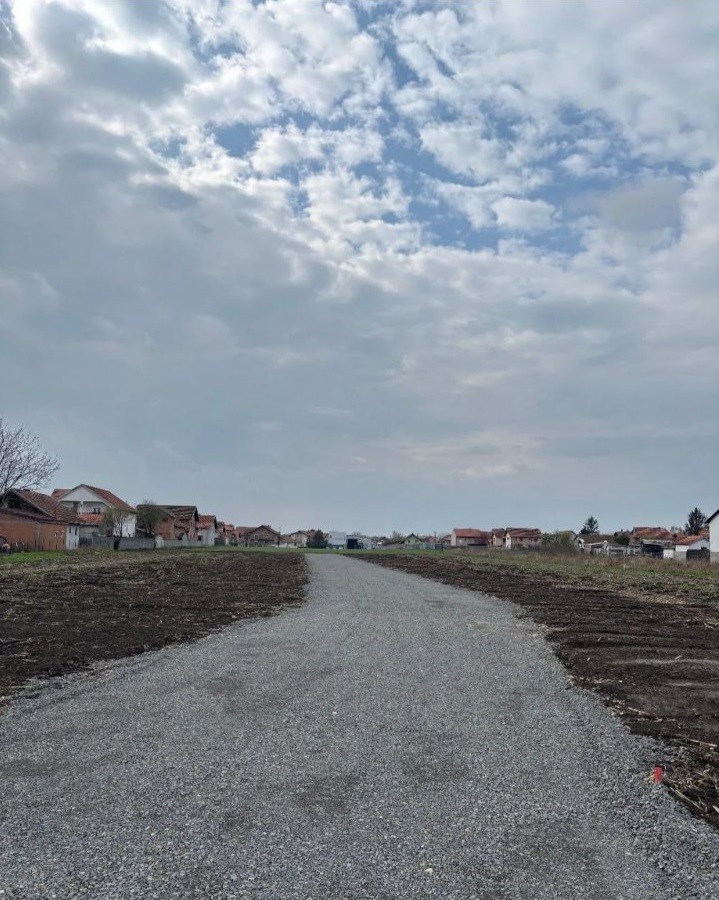 Prodajem gradjevinske parcele u Borci