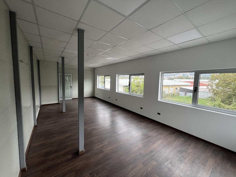 Izdajem magacin sa kancelarijama od 360m2 u Rakovici