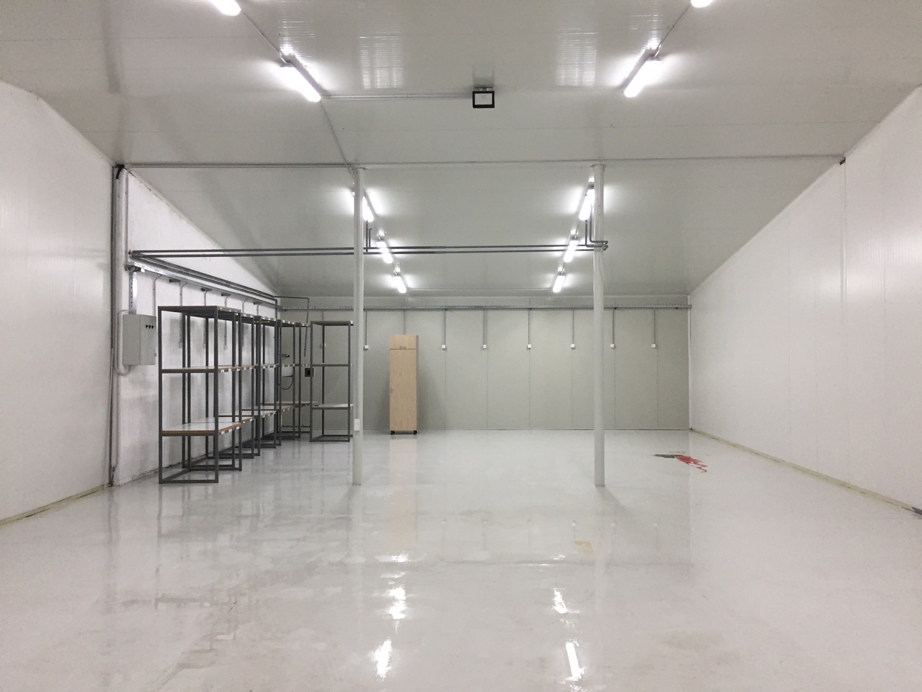 Izdajem halu u Rakovici od 120m2 i 440m2