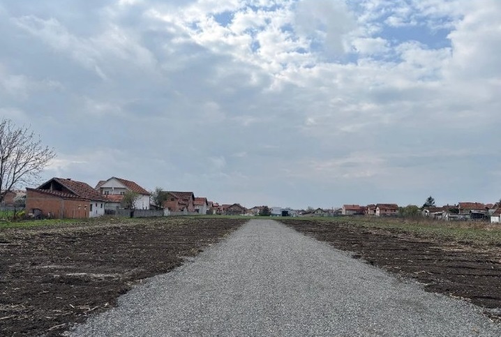 Prodajem gradjevinske parcele u Borci
