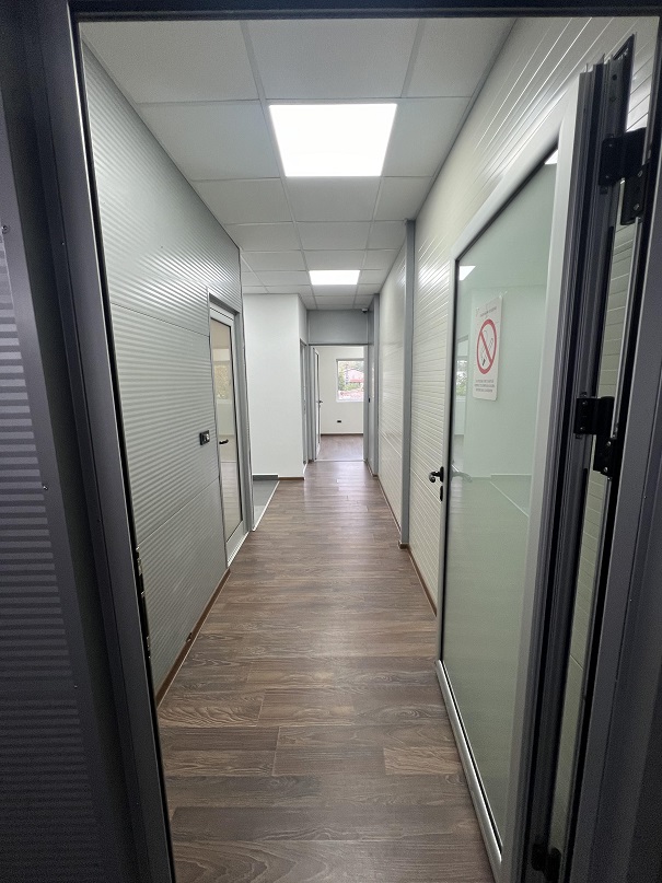 Izdajem magacin sa kancelarijama od 360m2 u Rakovici
