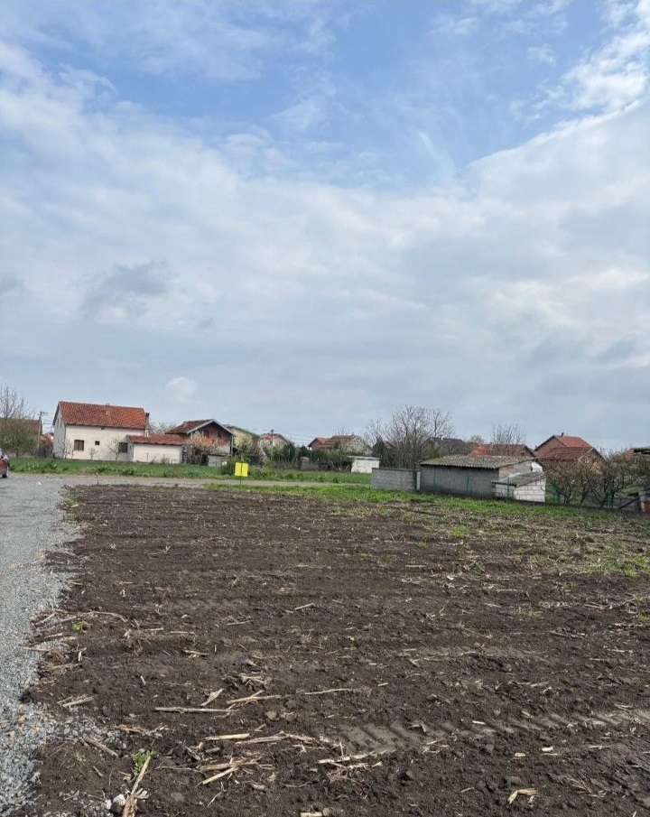 Prodajem gradjevinske parcele u Borci