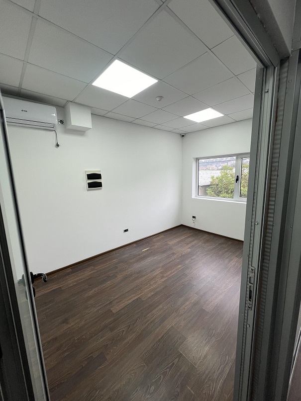 Izdajem magacin sa kancelarijama od 360m2 u Rakovici
