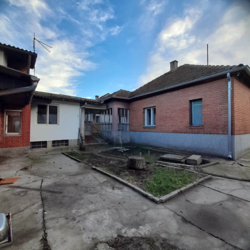 Prodajem porodičnu kuću u Subotici