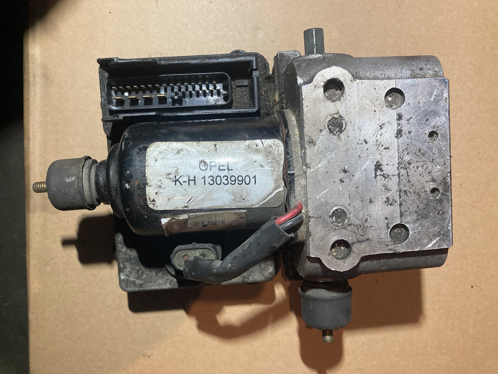 Centrala ABS-a za Opel Vectru B, kataloški broj 13040101
