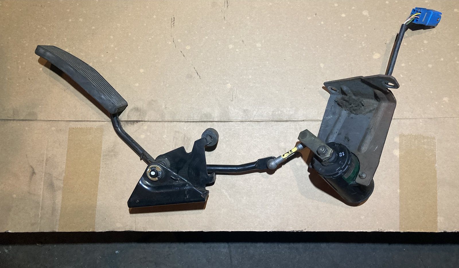 Pedala gasa za Opel Vectru B, kataloški broj 24435990