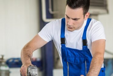 Auto servisu potreban pomoćni radnik