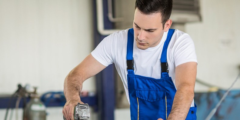 Auto servisu potreban pomoćni radnik