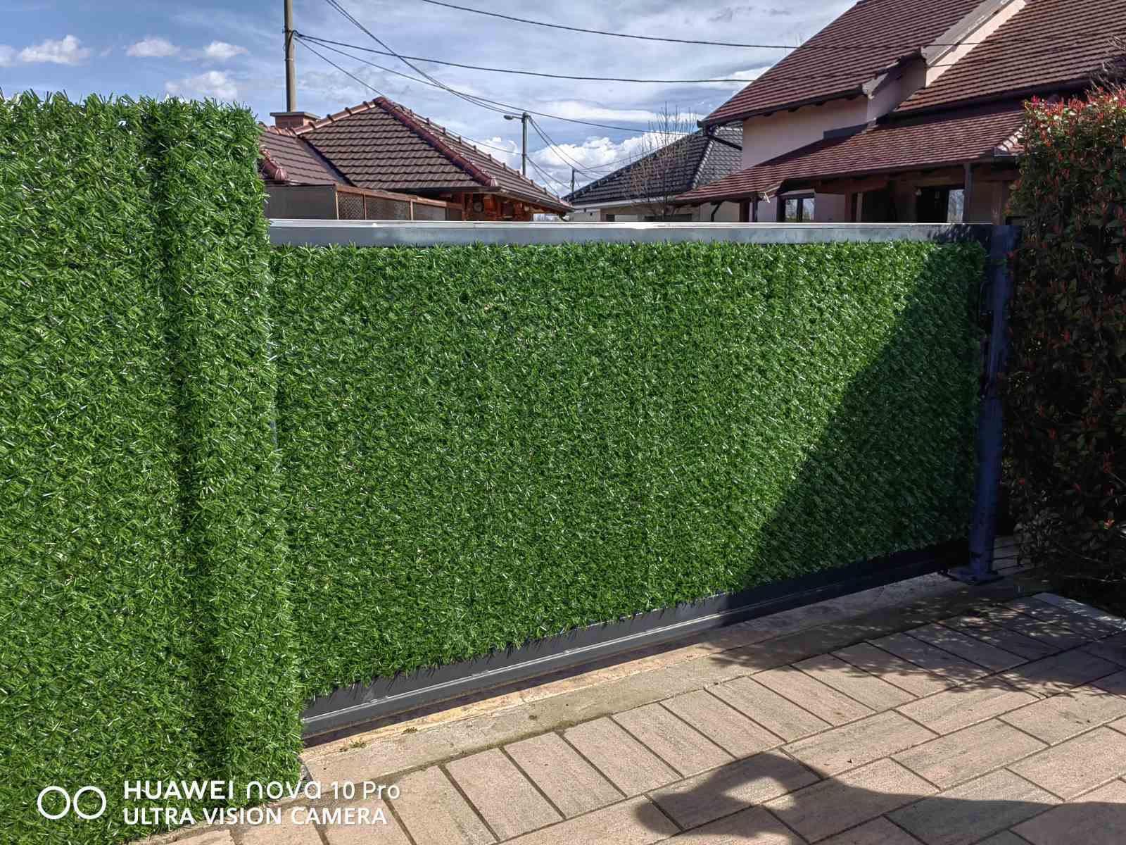 Ograda od zelene veštacke trave