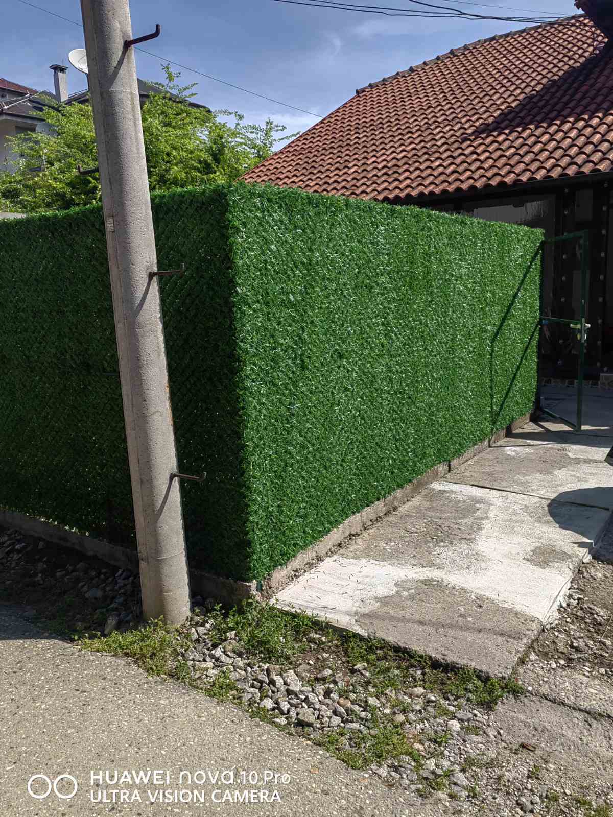 Ograda od zelene veštacke trave