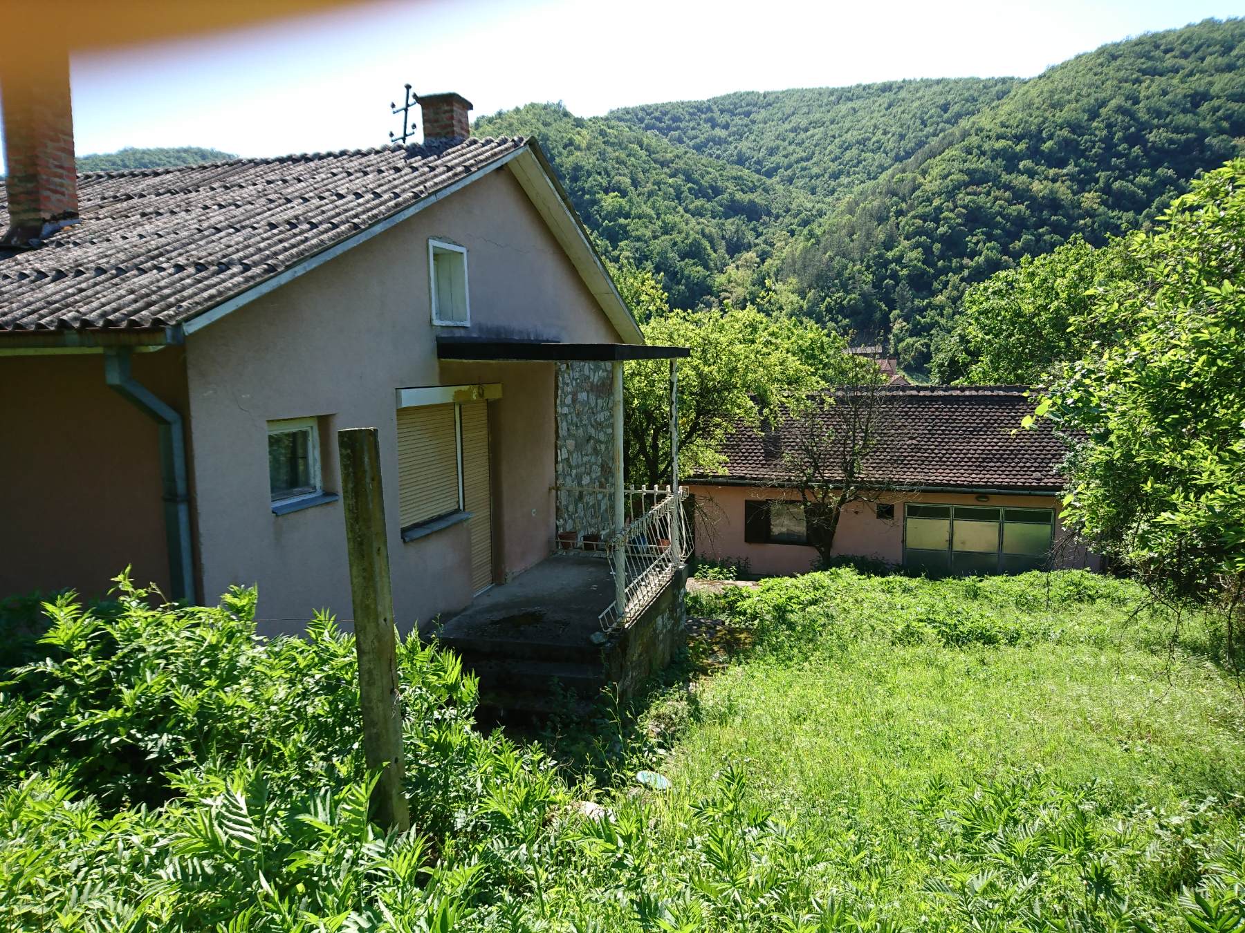 Prodajem 2 kuce na istom placu na Djerdapu kod Golubca