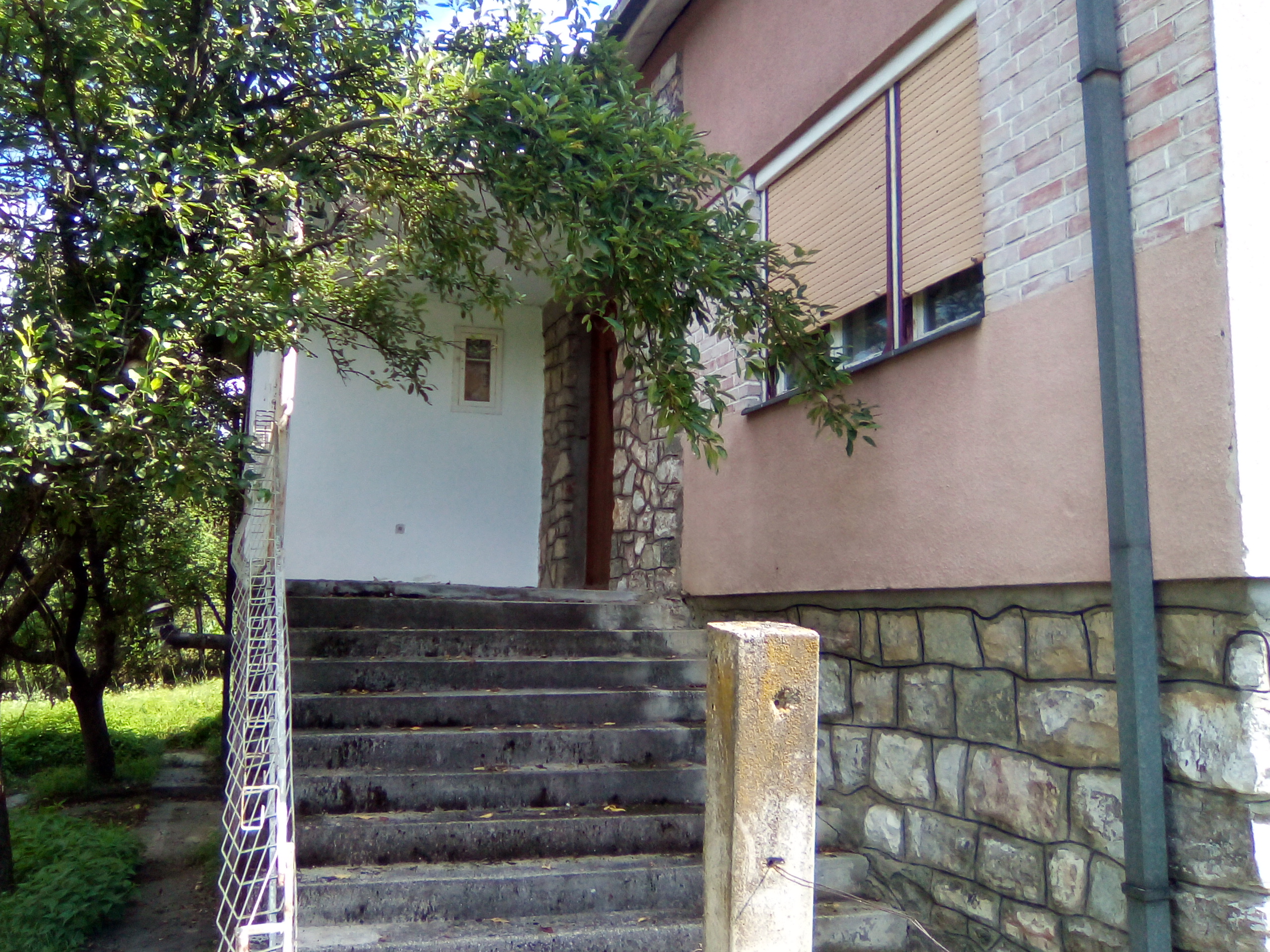 Prodajem 2 kuce na istom placu na Djerdapu kod Golubca