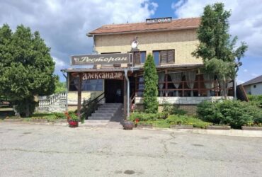 Kuca sa restoranom u Irigu