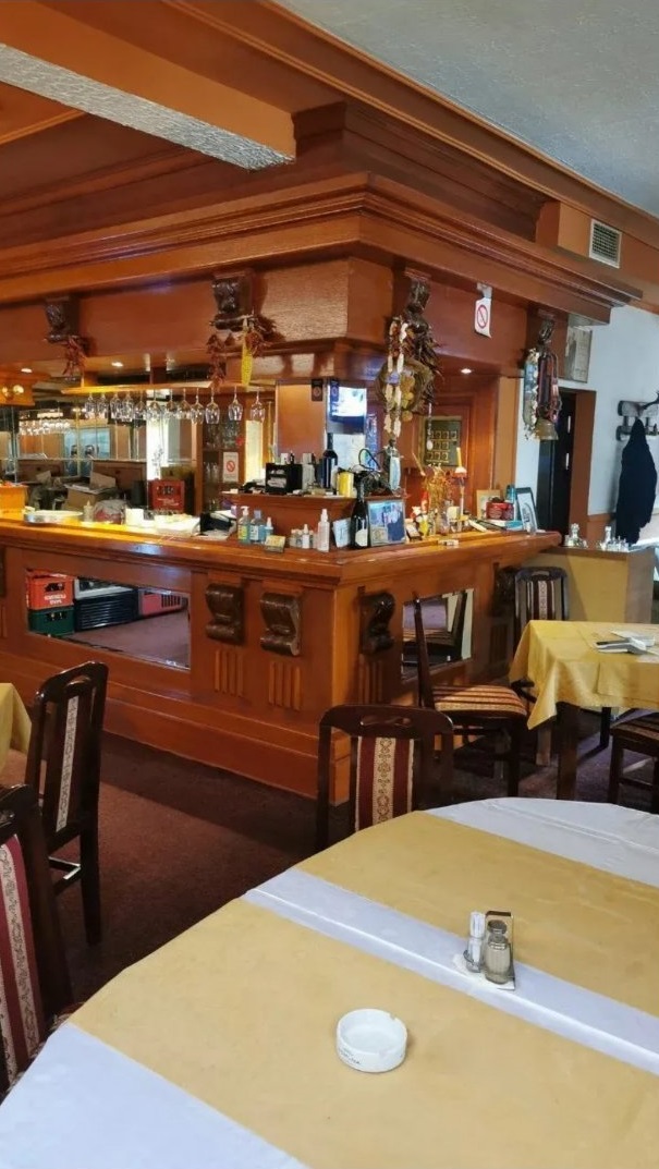 Kuca sa restoranom u Irigu