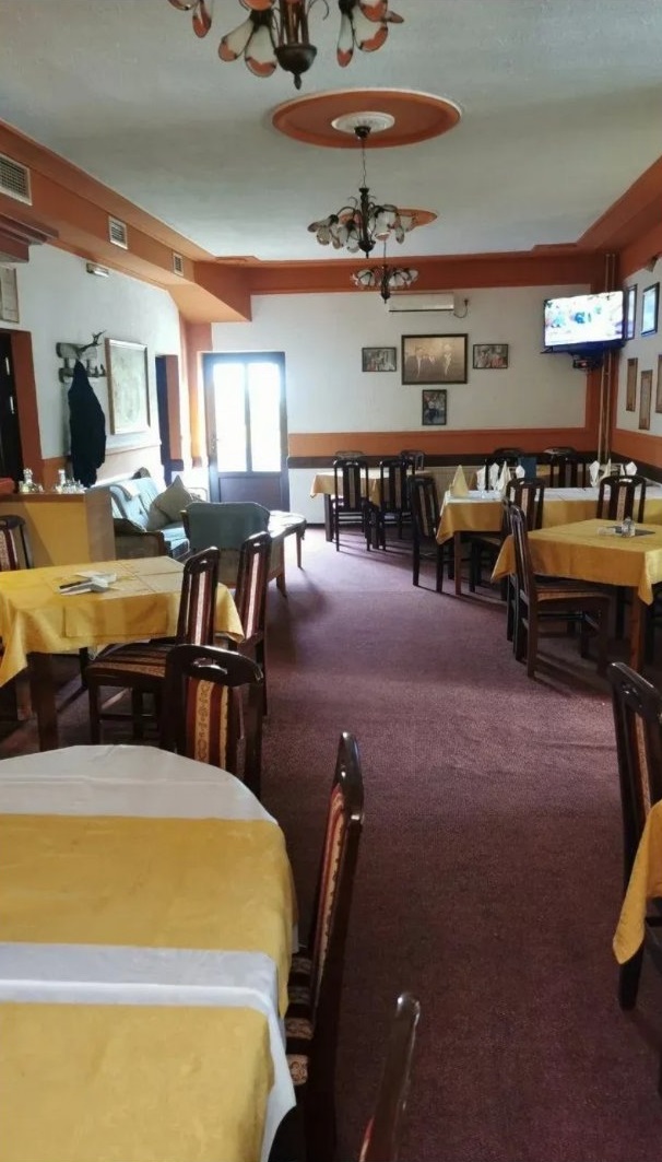 Kuca sa restoranom u Irigu