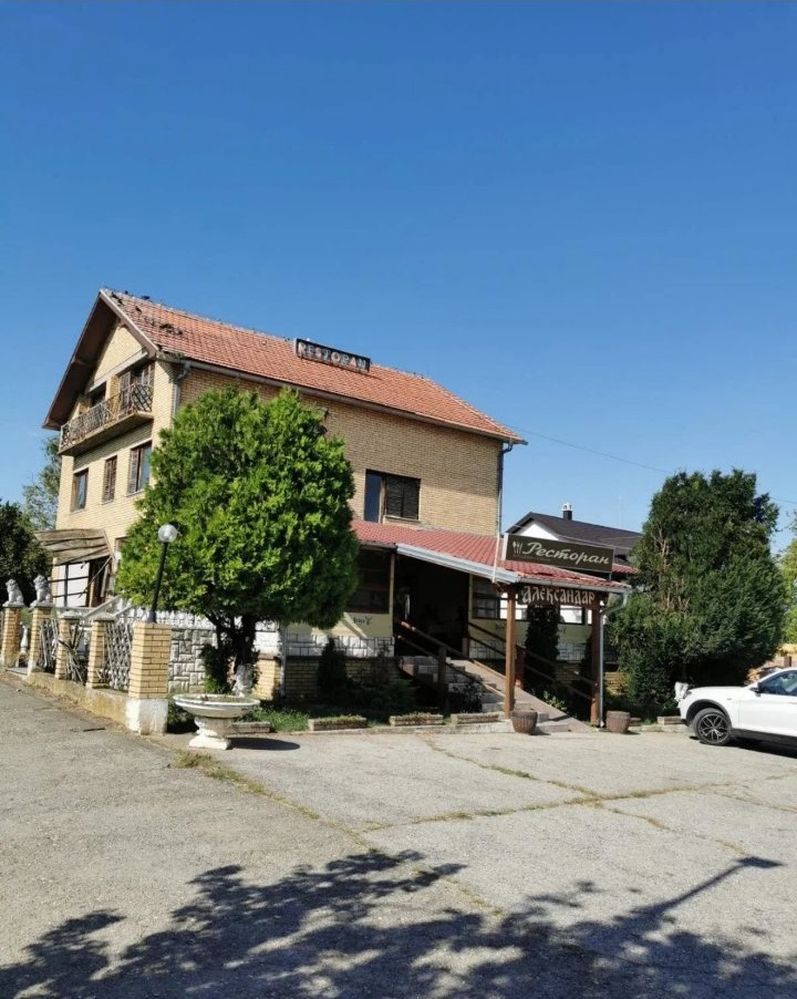 Kuca sa restoranom u Irigu