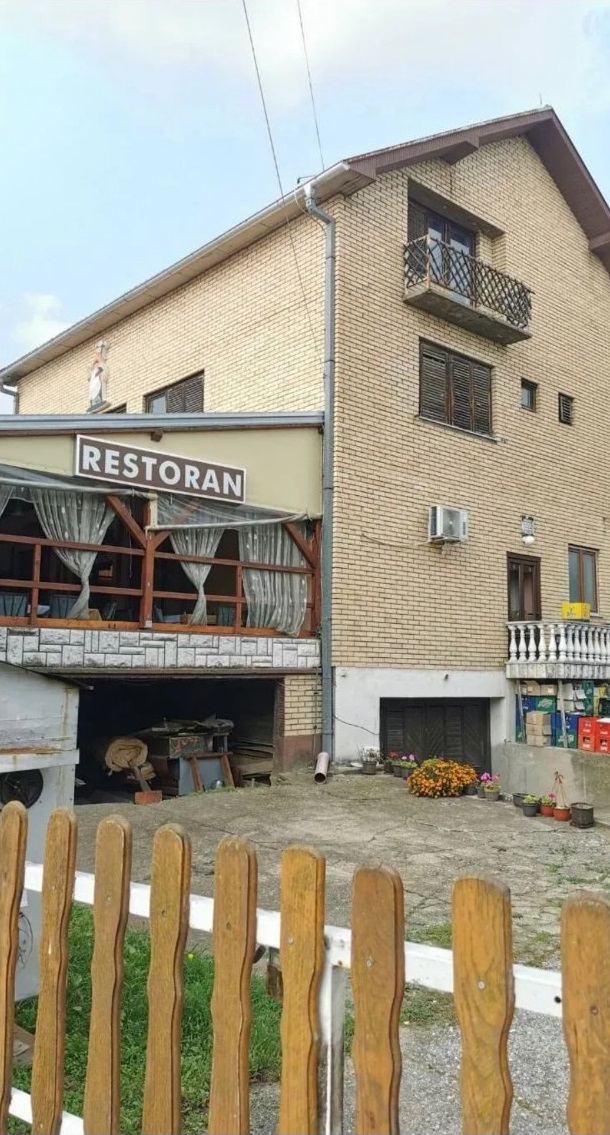 Kuca sa restoranom u Irigu