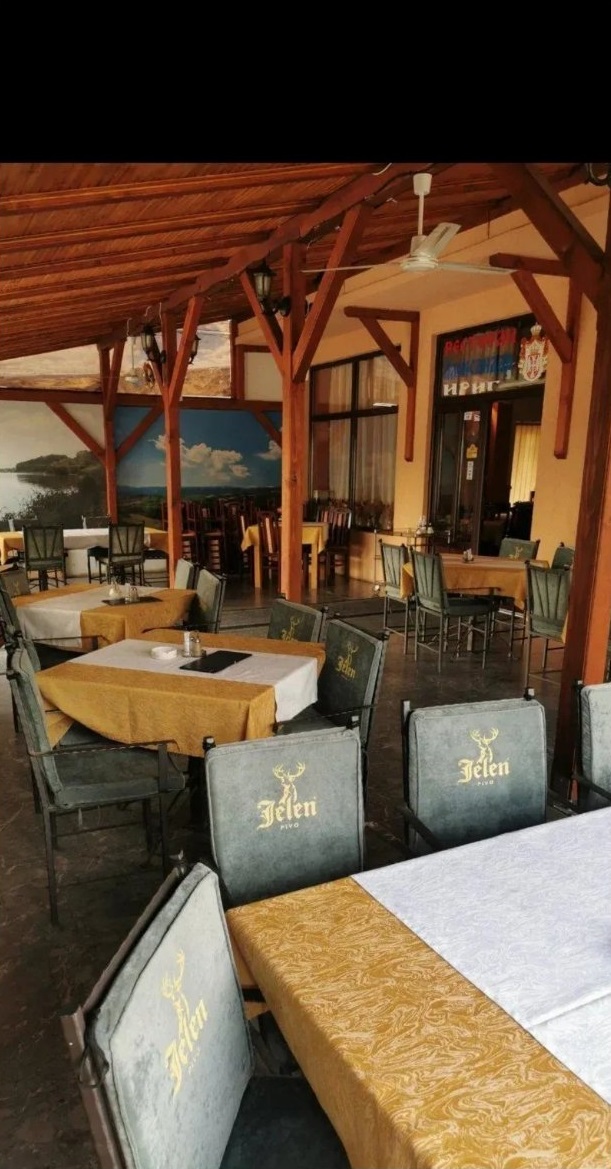 Kuca sa restoranom u Irigu