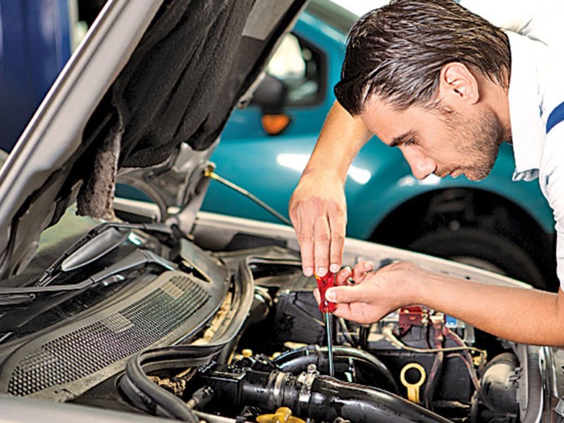 Auto servisu potreban pomoćni radnik