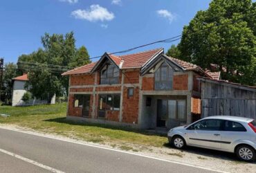 Vikendica sa poslovnim prostorom na Vlasinskom jezeru-idealna za odmor ili posao
