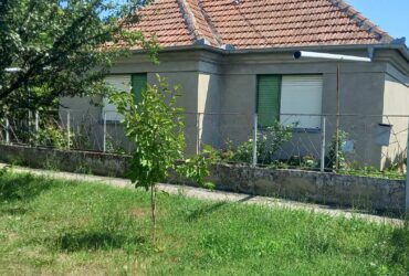 Prodajem kucu u centru Perleza-Zrenjanin