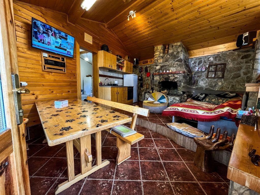 Vikendica na Zlatarskom jezeru sa privatnim zalivom