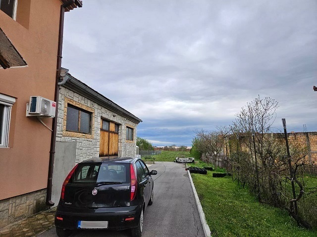 Kuca Mladenovac-Rajkovac sa pomocnim objektima i placem