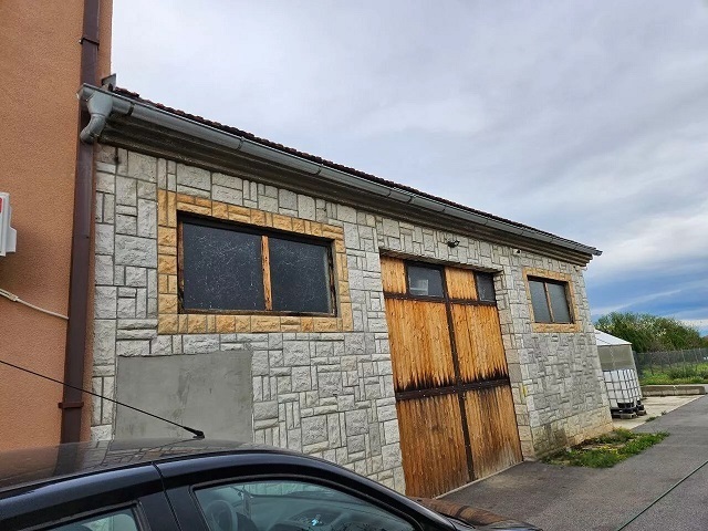 Kuca Mladenovac-Rajkovac sa pomocnim objektima i placem