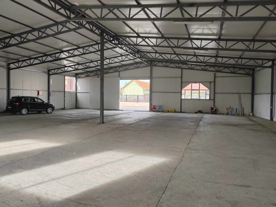 Izdajem halu 1000 m2 plus poslovni prostor 200 m2