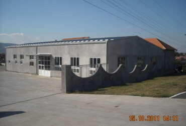 Izdajem halu 1000 m2 plus poslovni prostor 200 m2
