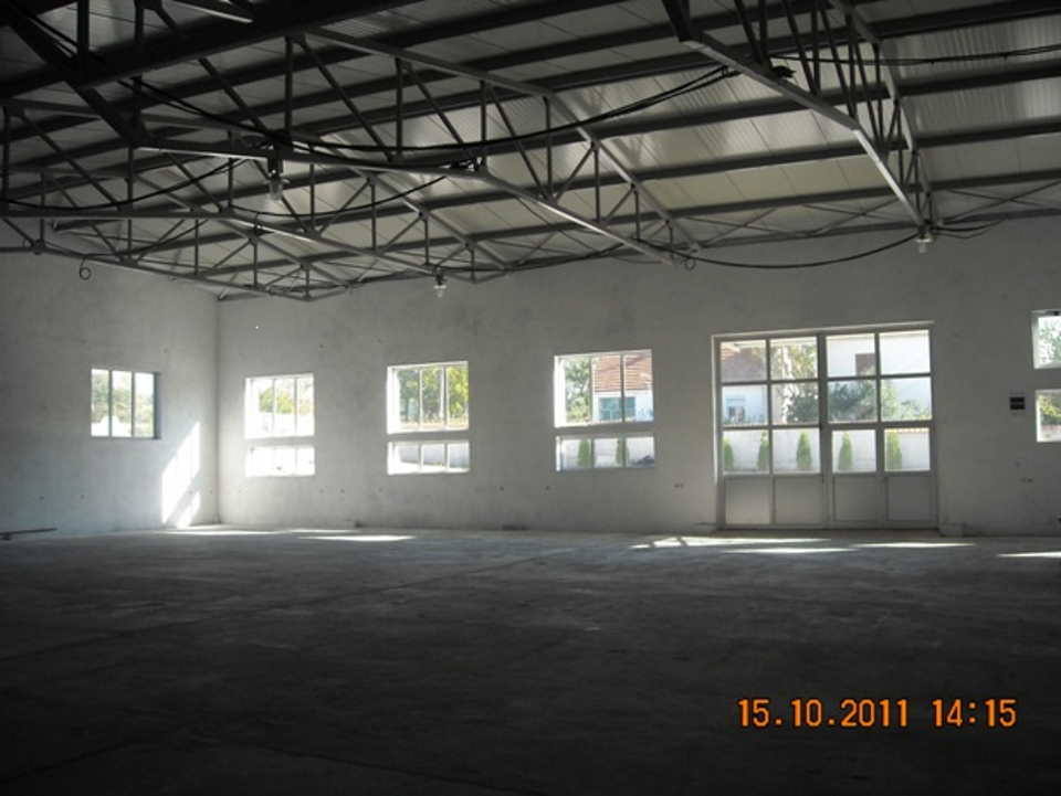 Izdajem halu 1000 m2 plus poslovni prostor 200 m2