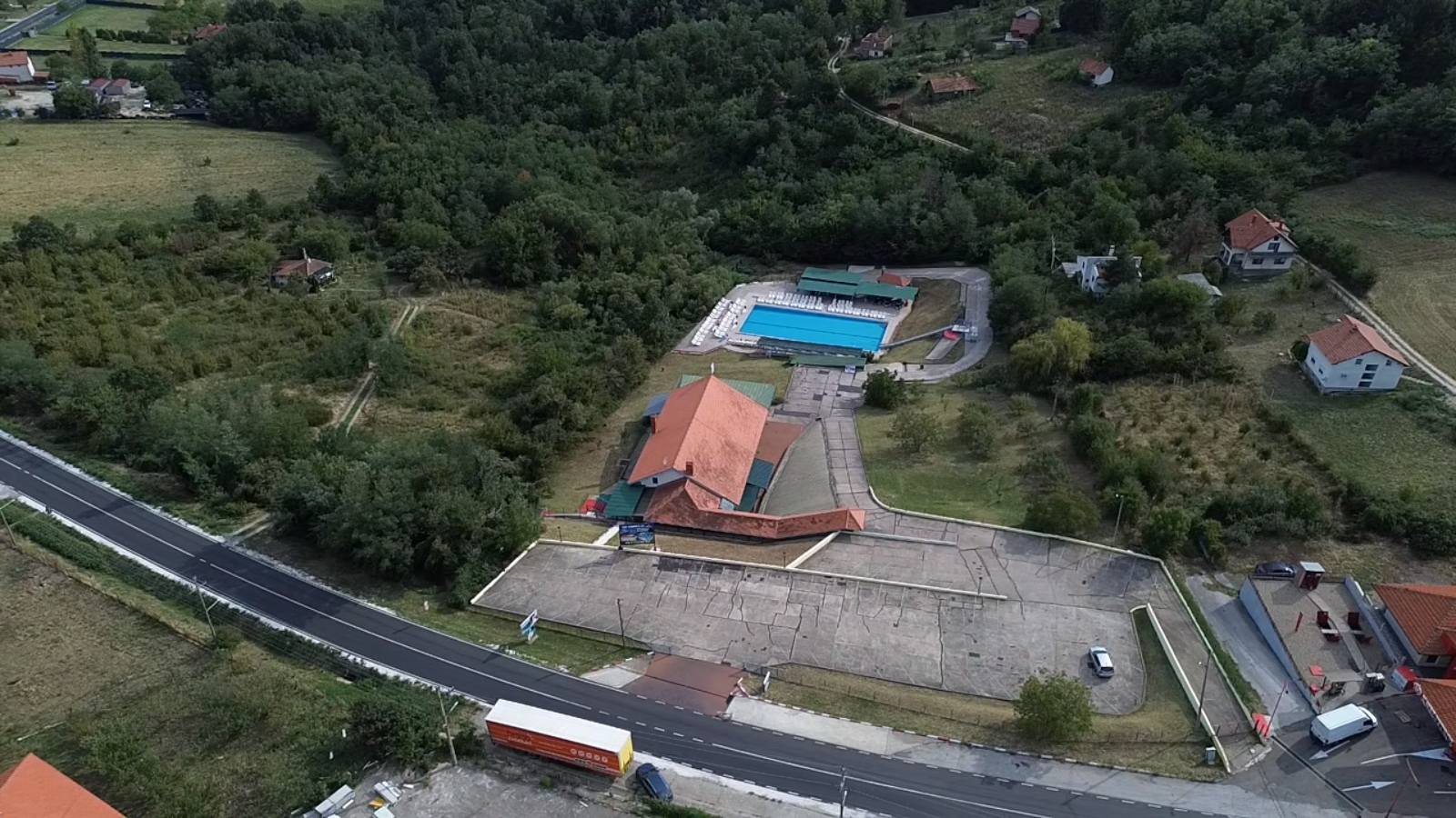 Na prodaju 1.40 hektara sa poslovnim kompleksom