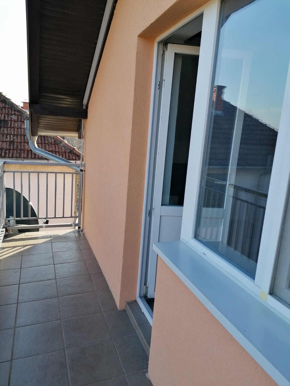 Prodaja kuce sa vise stanova i garazom Indjija
