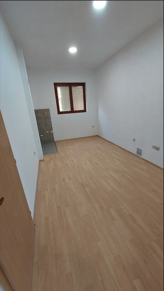 Izdajem poslovni prostor od 79m2, Nis, vise namena