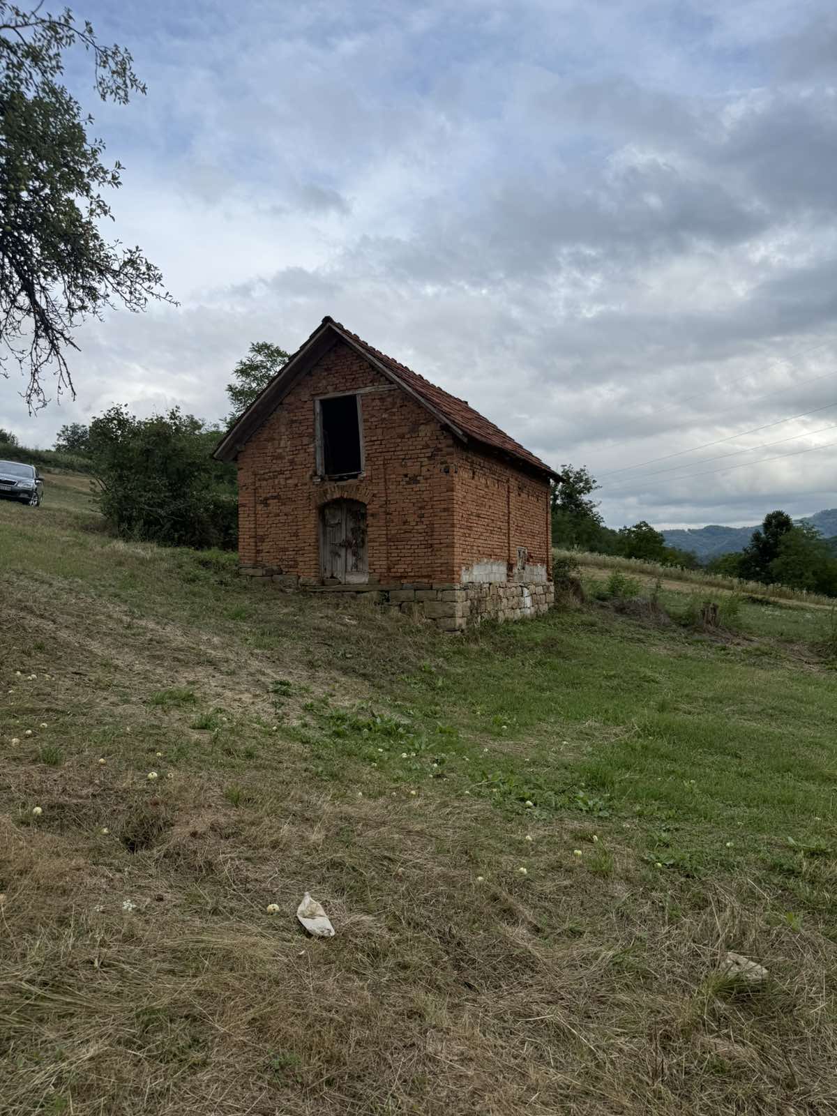 Prodajem kucu u selu Viča-Lučani