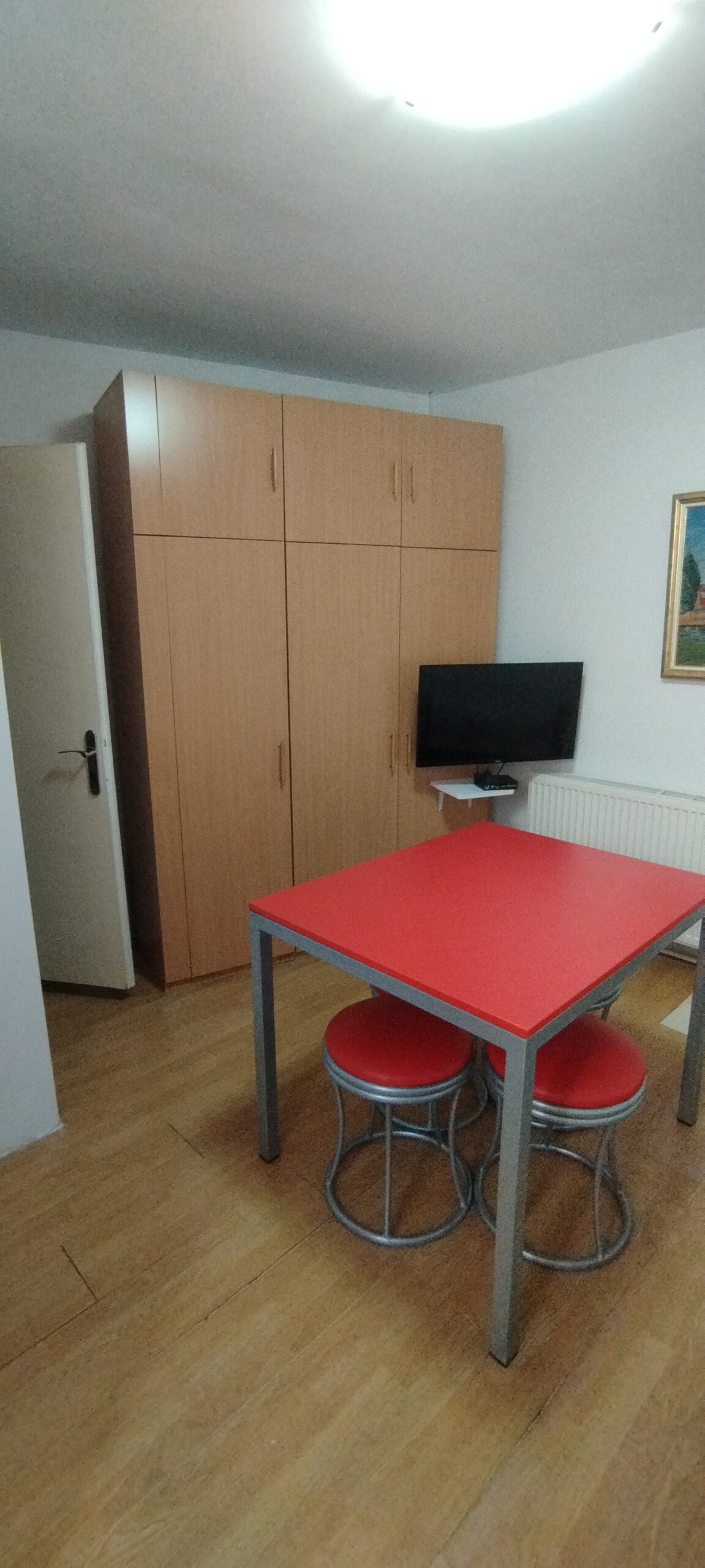 Povoljno izdajem garsonjeru u širem centru Niša