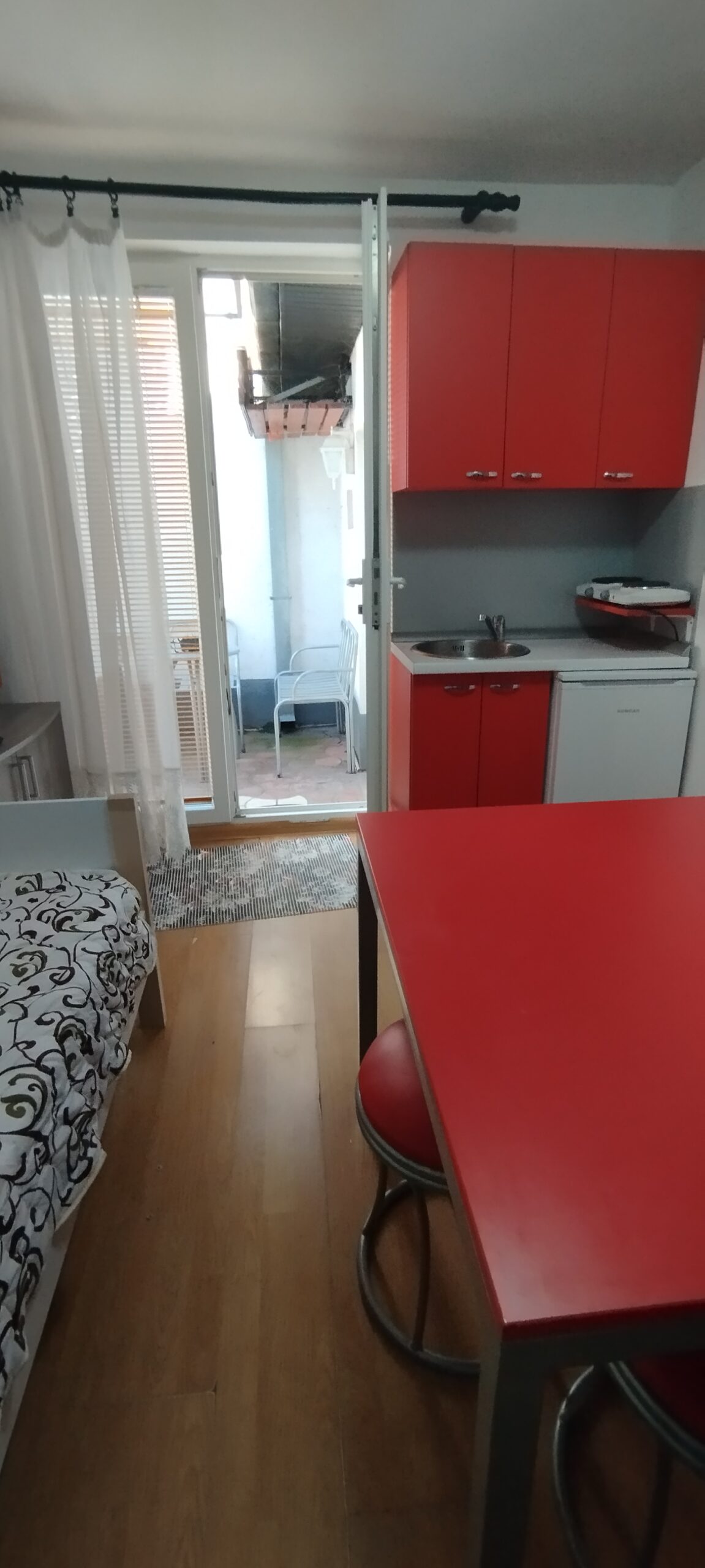 Povoljno izdajem garsonjeru u širem centru Niša