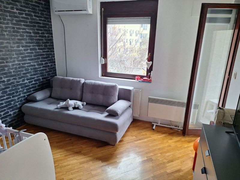 Fantastican trosoban uknjizen stan Novi Sad-Salajka