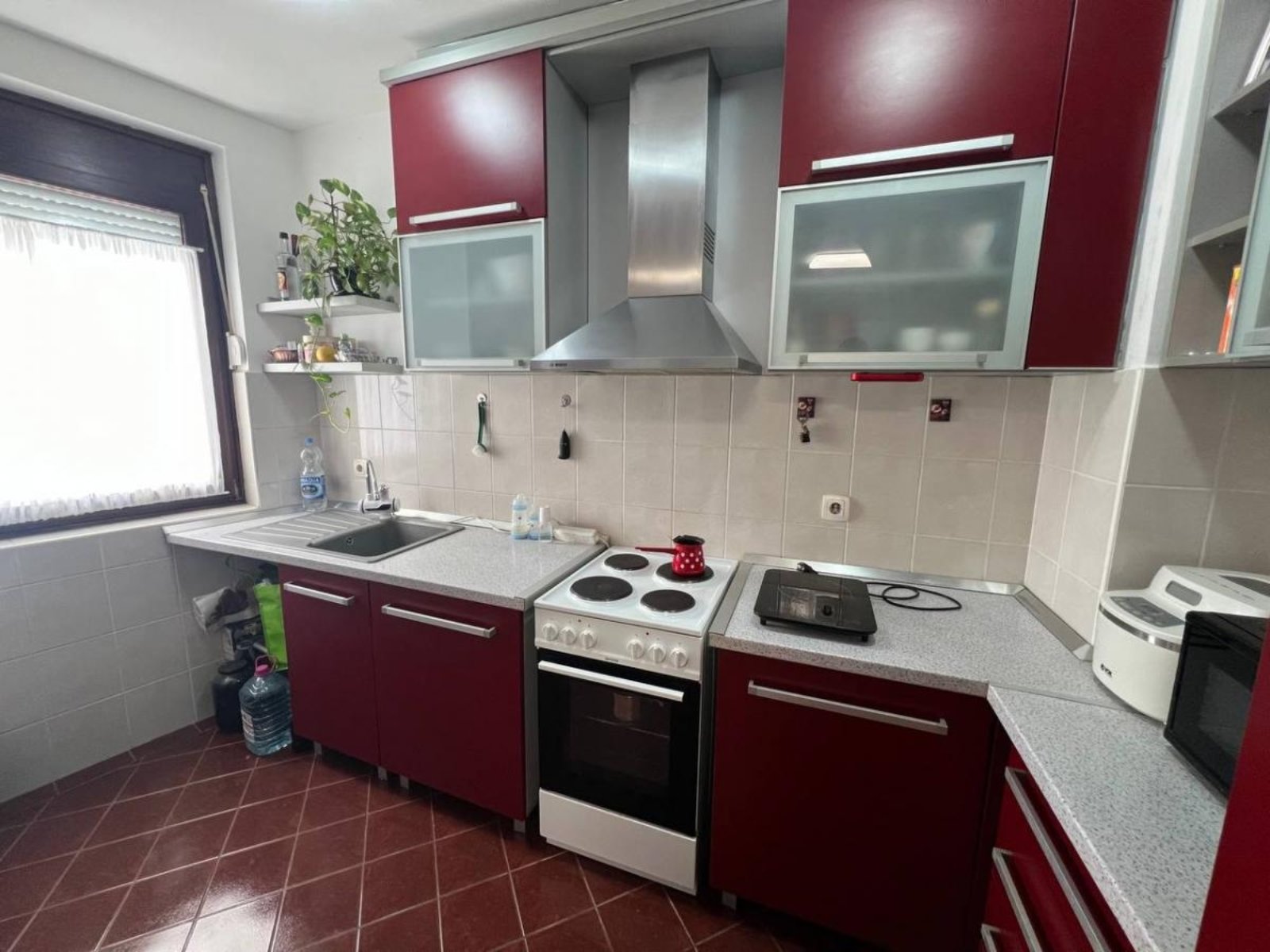 Fantastican trosoban uknjizen stan Novi Sad-Salajka